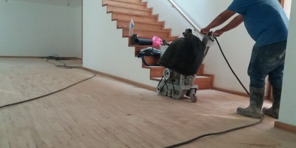 pulido de piso de madera de maple