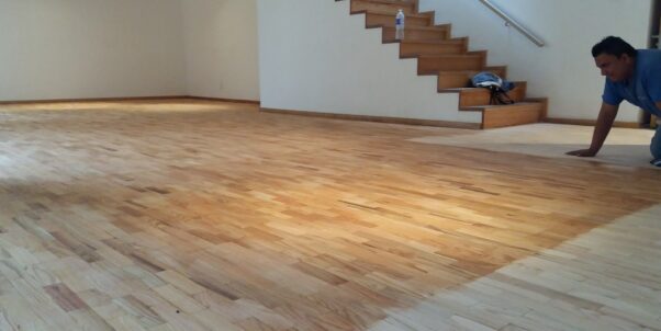 pulido y barnizado de piso de madera